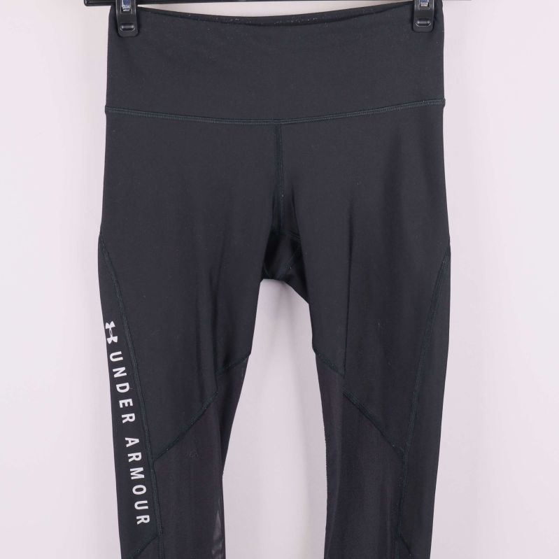 Närbild logotyp Under Armour på svarta tights