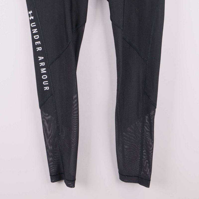 Nedre delen av ben med meshpaneler på tights