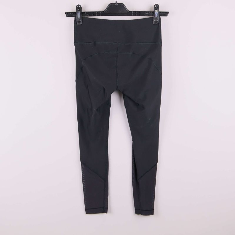 Baksida av svarta tights med hög midja