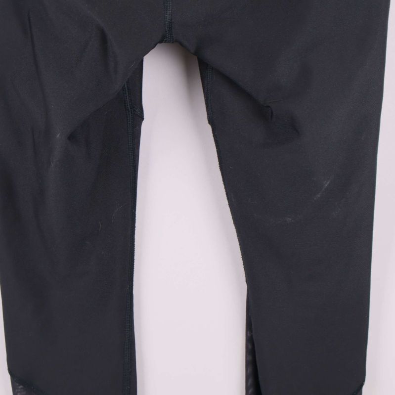 Närbild baksida av tightsens tyg och sömmar