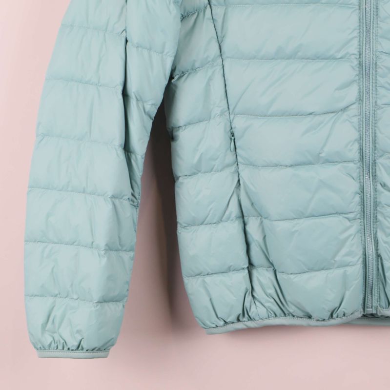 Närbild på vänster ärm och sida av jacka