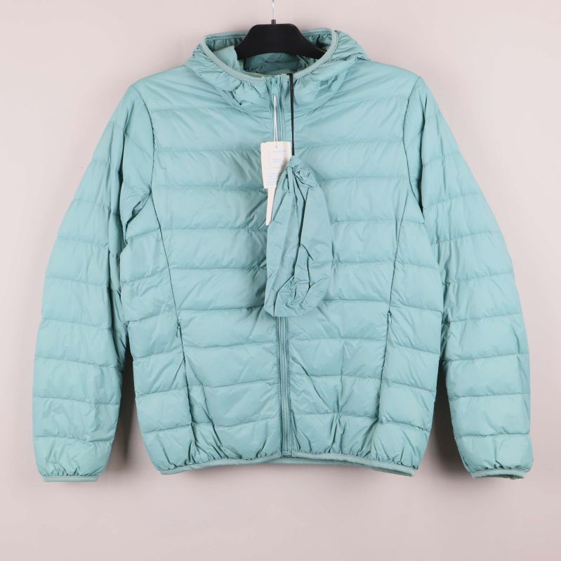 Ljusblå vadderad jacka med huva framifrån