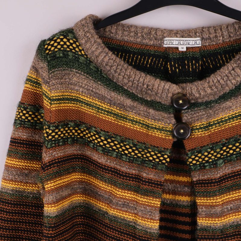 Närbild på koftans knäppning och mönster fram