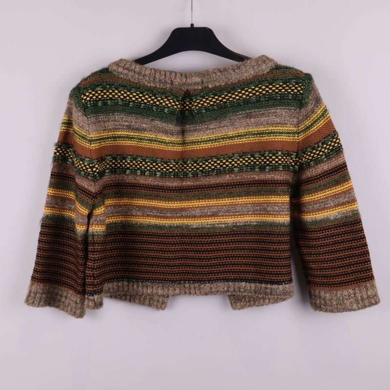 Baksida av stickad kofta med färgglada ränder och kort passform