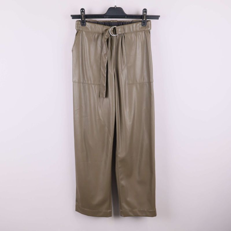 Vida militärgröna byxor med bälte framifrån