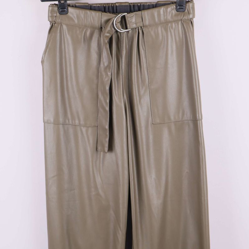 Byxans övre del med bälte och fickor i fokus