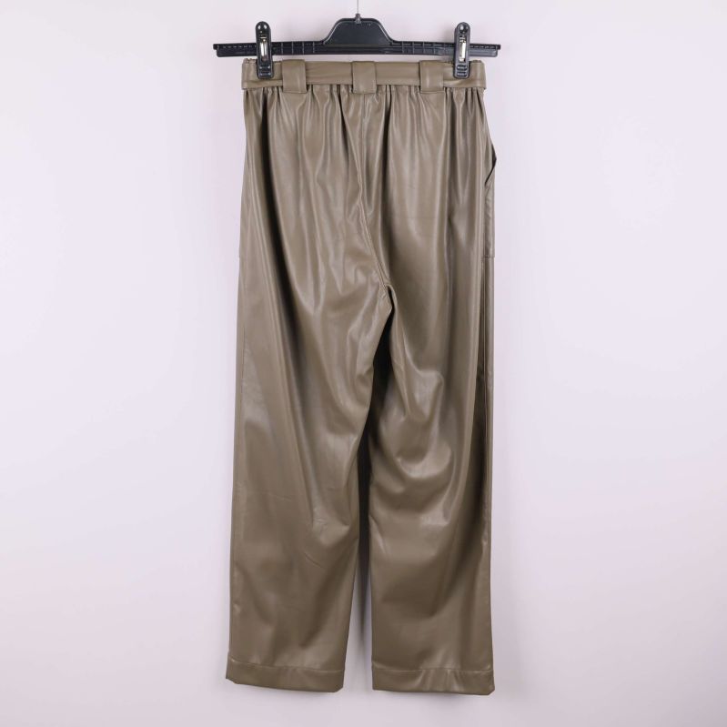 Vida militärgröna byxor sedd bakifrån utan detaljer