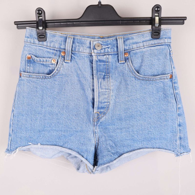 Framsida av jeansshorts