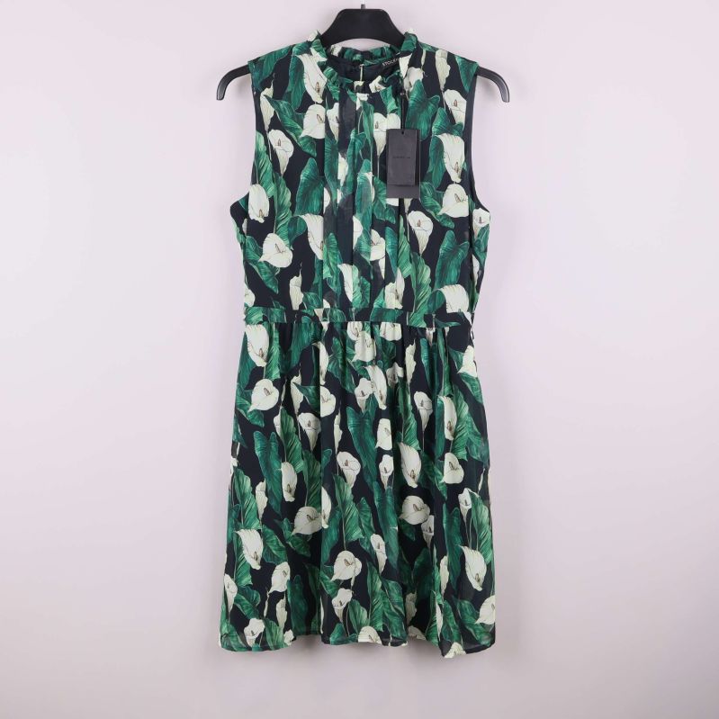 Framsida av ärmlös klänning med grönt blommönster
