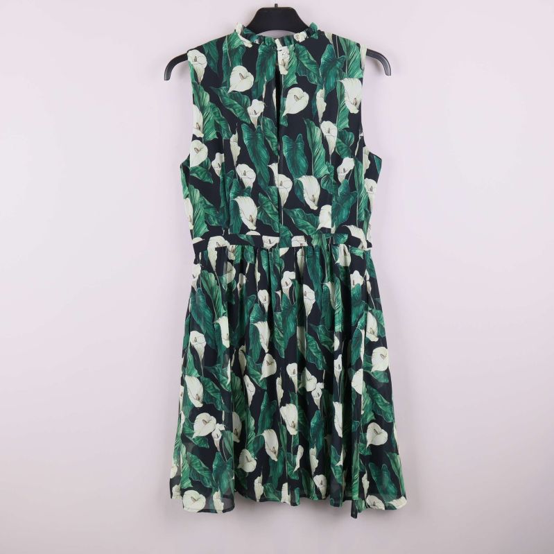 Baksida av ärmlös klänning med grönt blommönster