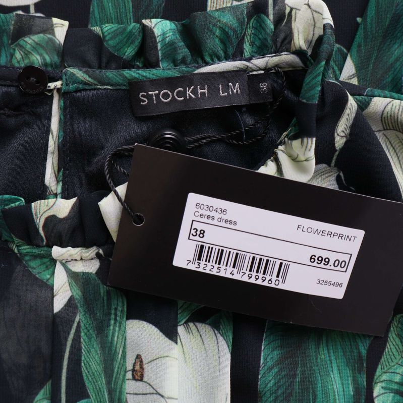 Storlek 38 och prisetikett flowerprint klänning