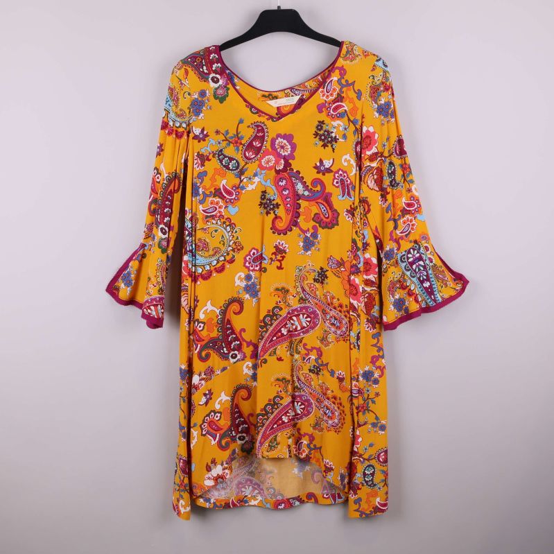 Framsida av gul klänning med färgglatt paisleymönster och trumpetärm