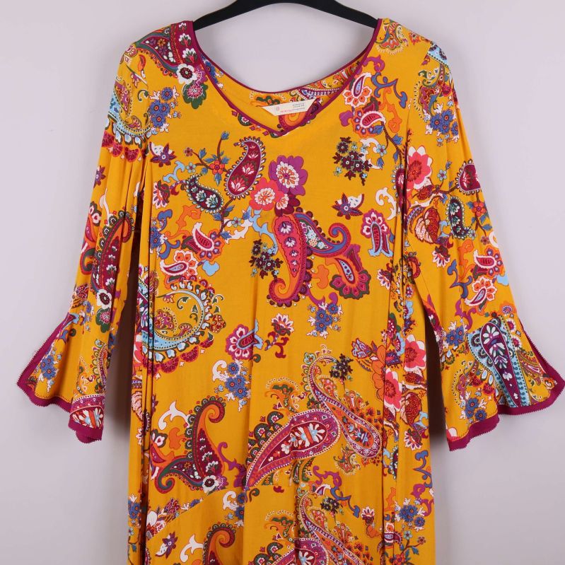 Detaljbild på trumpetärmar och paisleymönster i olika färger