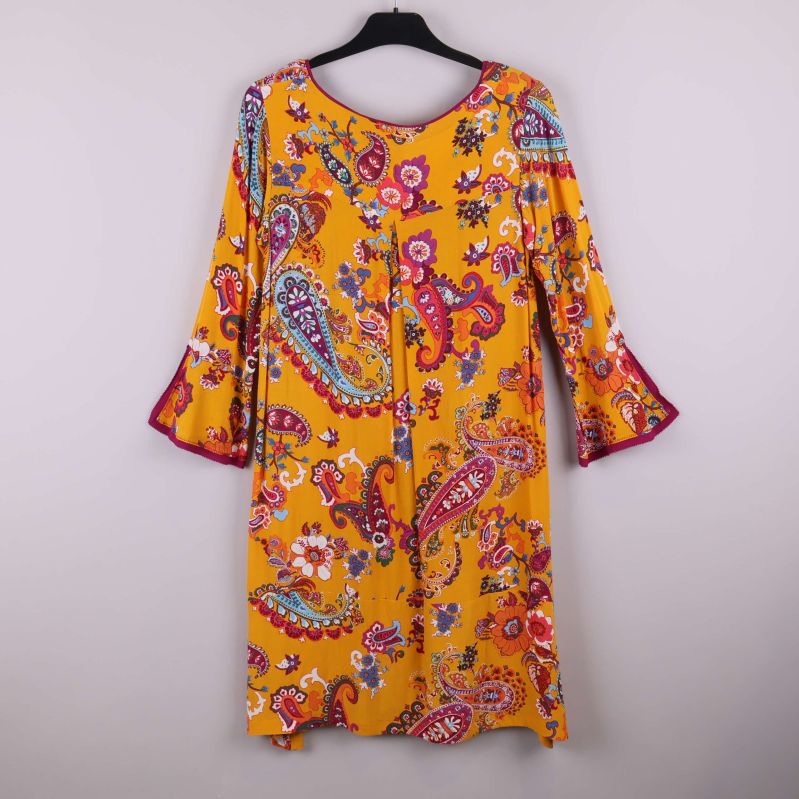 Baksida av gul paisleymönstrad klänning med trumpetärm