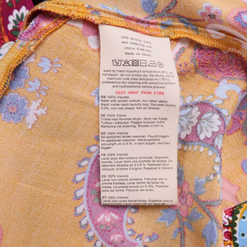 Tvättlapp med materialinformation inuti klänningen