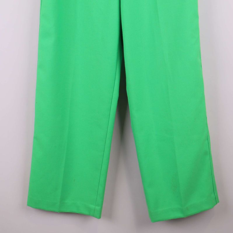 Närbild av benslut på gröna raka byxor