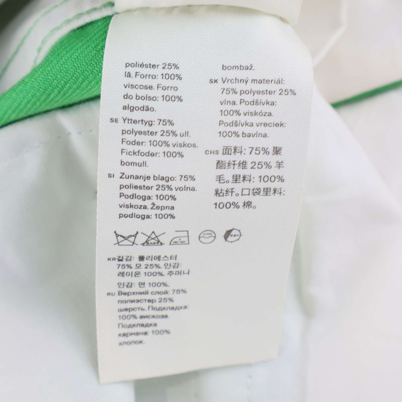 Materiallapp med komposition för gröna raka byxor