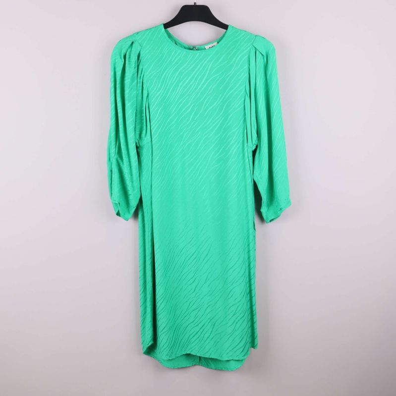 Grön knälång klänning med strukturmönster framifrån