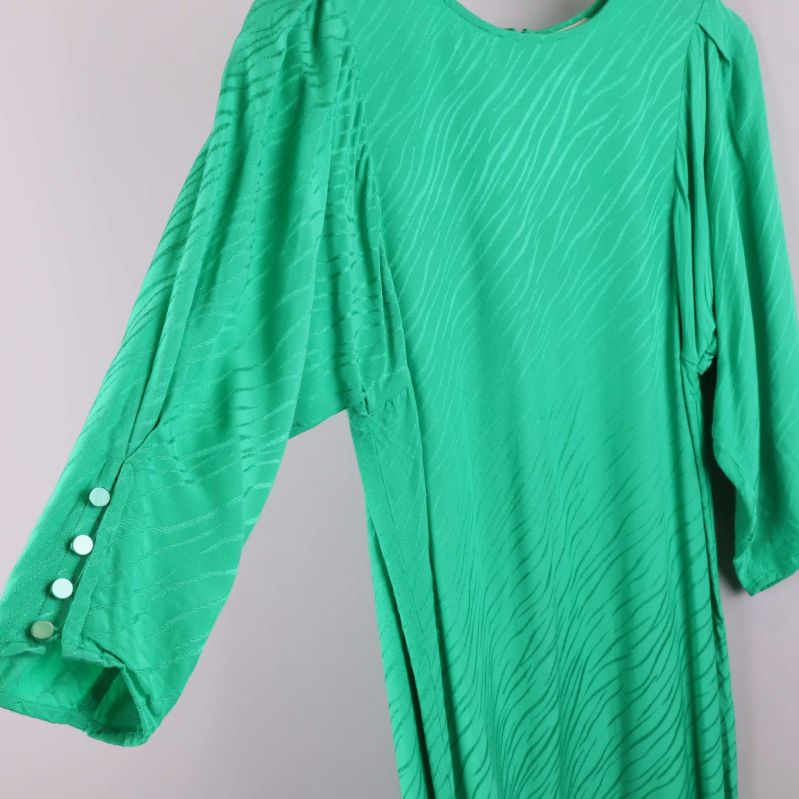 Trekvartsärm med knappar på grön klänning
