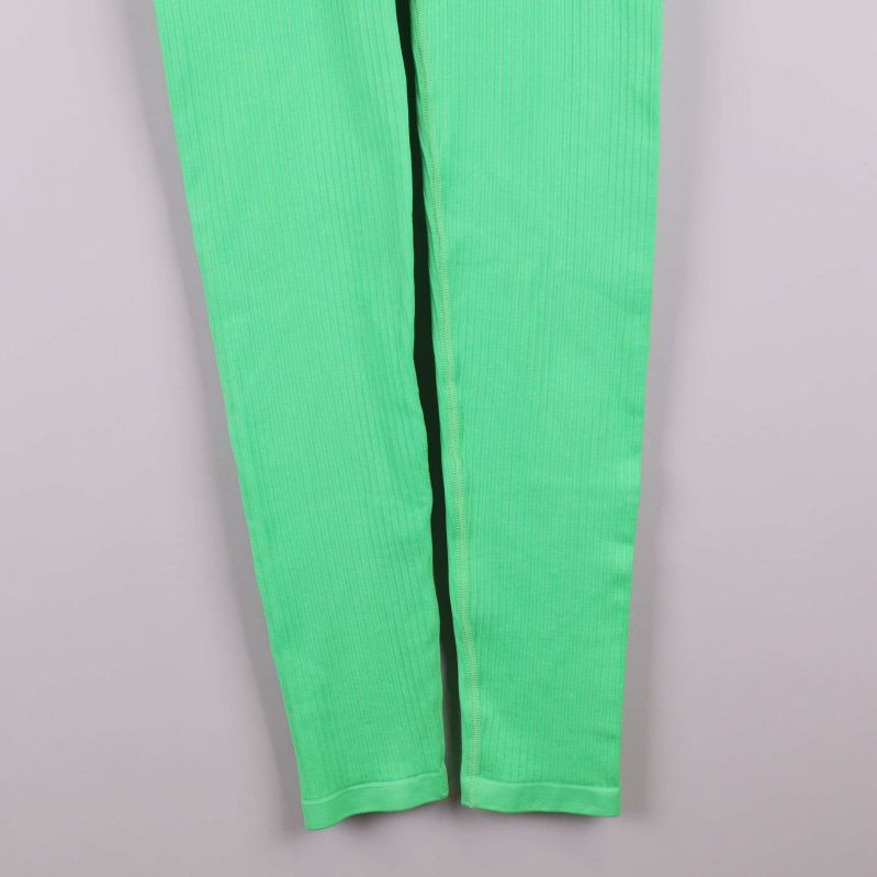 Benavslut på gröna ribbade leggings i närbild