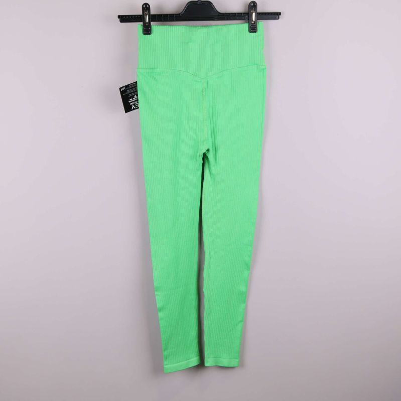 Gröna ribbade leggings hängande bakifrån