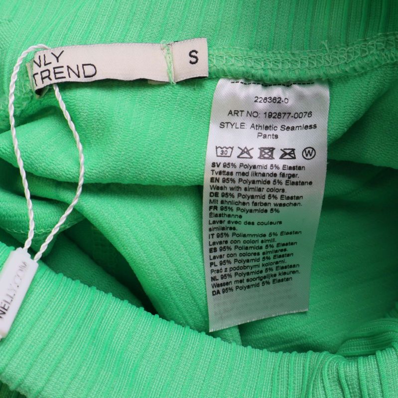 Inneretikett med materialinfo på gröna leggings