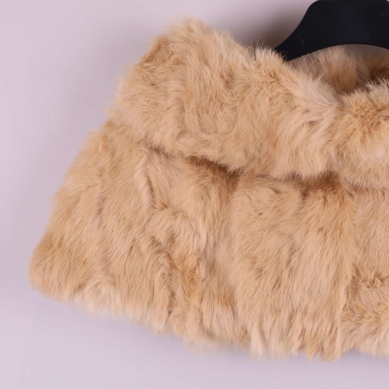 Närbild på pälsponchons hörn och fluffiga struktur