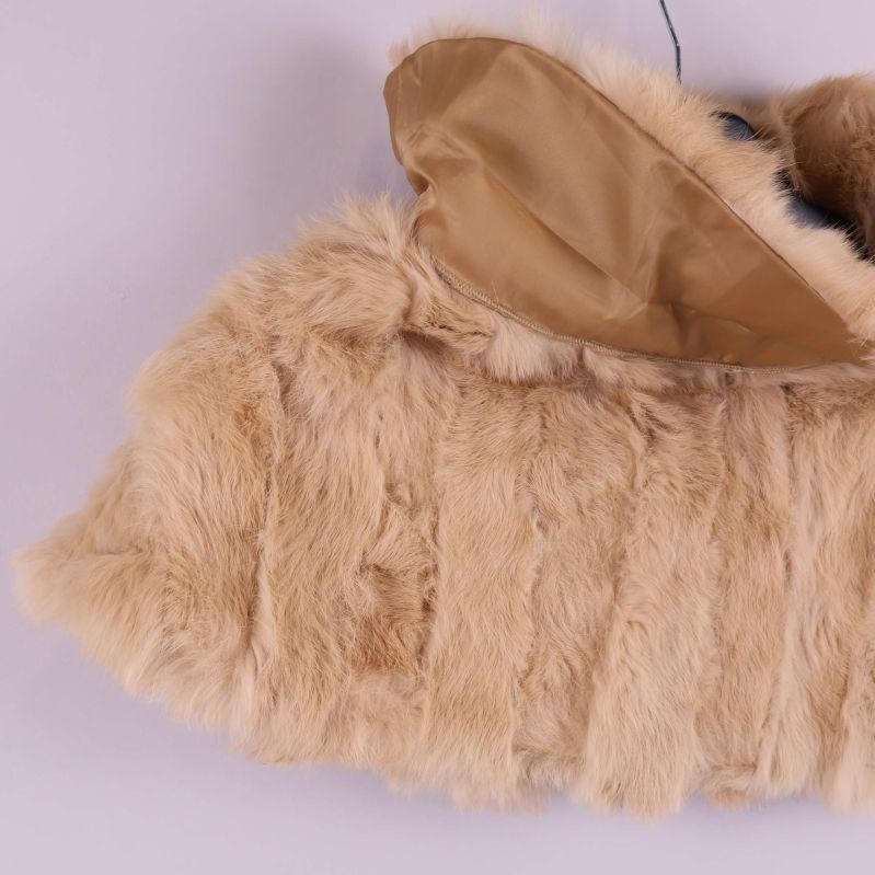 Ponchons insida med slätt foder och päls längs kanten