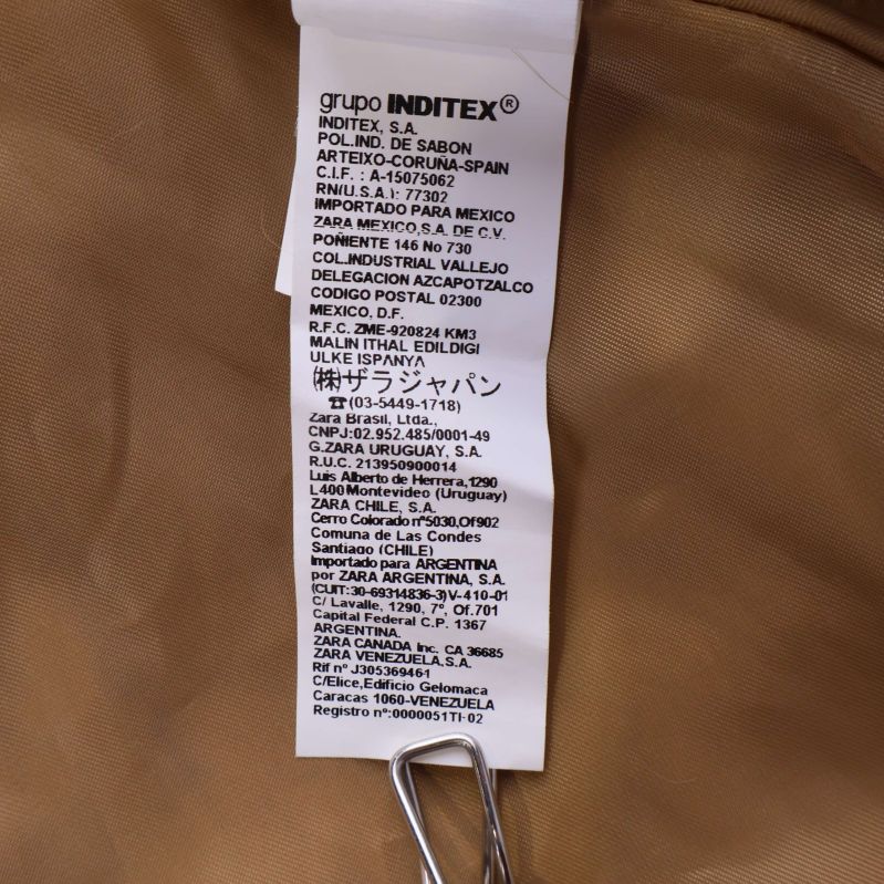 Ytteretikett från Inditex-gruppen på insidan av ponchon