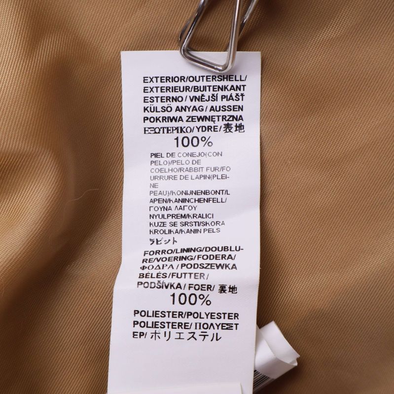 Materialetikett med information om 100% polyester i skal och foder