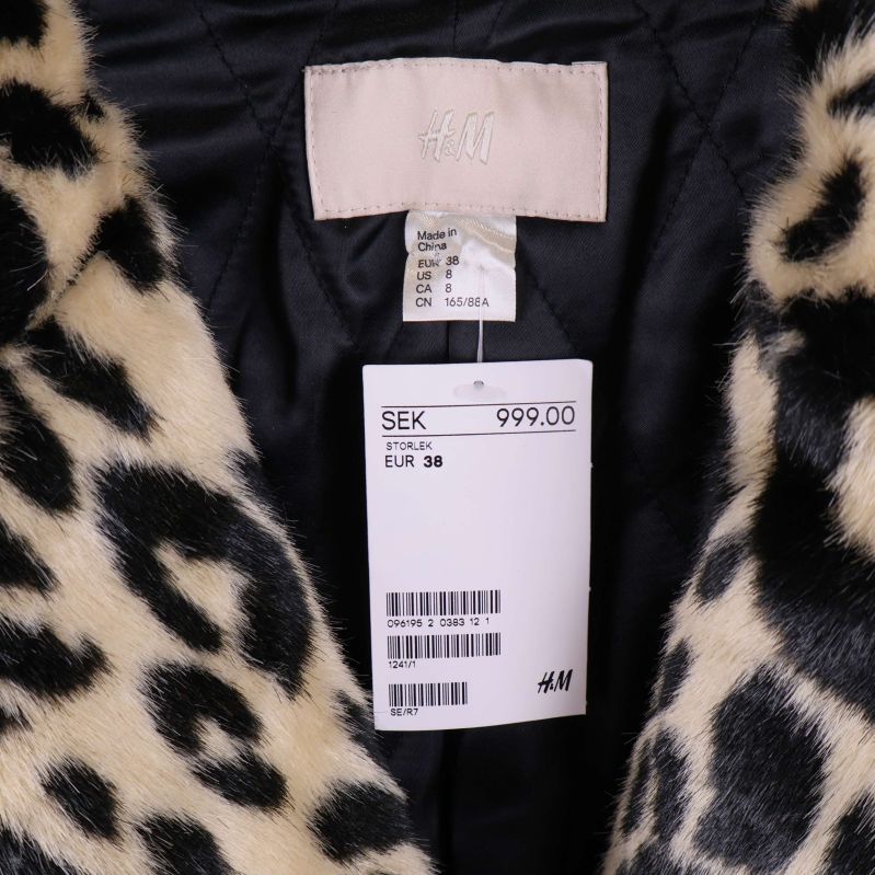 Etikett med H&M och storlek 38 i kragen