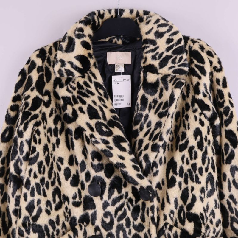 Närbild på kappa med krage och leopardmönster