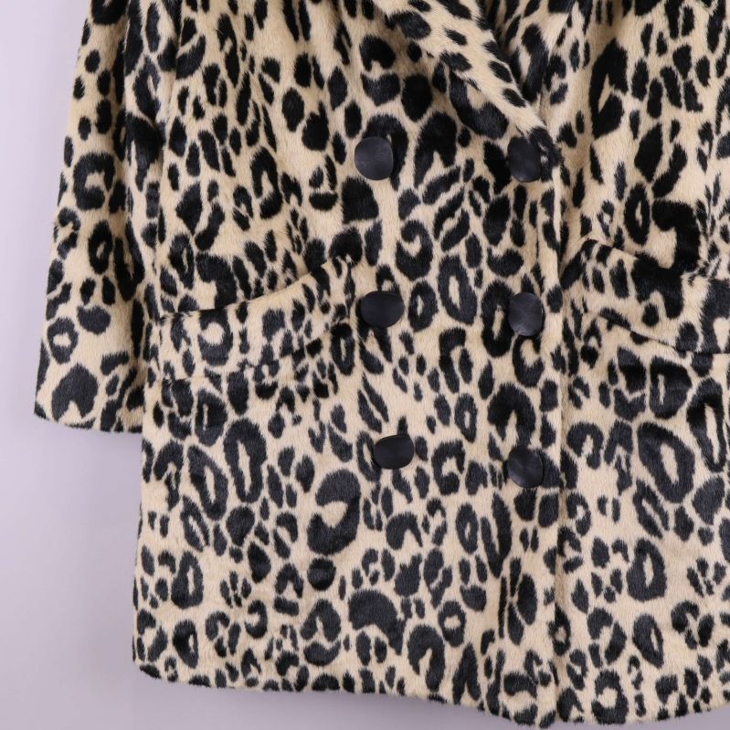 Kappans nedre del med fickor och dubbelknäppning