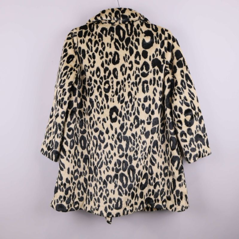 Leopardmönstrad kappa sedd bakifrån, helbild