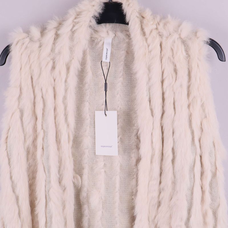 Krämvit väst framifrån med etikett i fokus