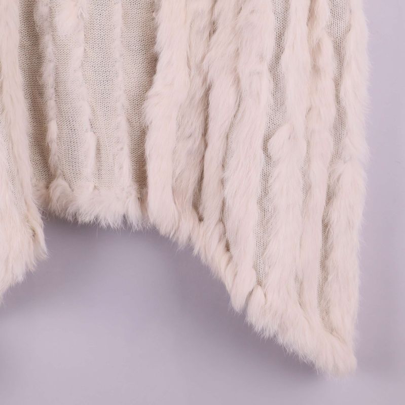 Närbild på nedre delen av väst med pälsstruktur