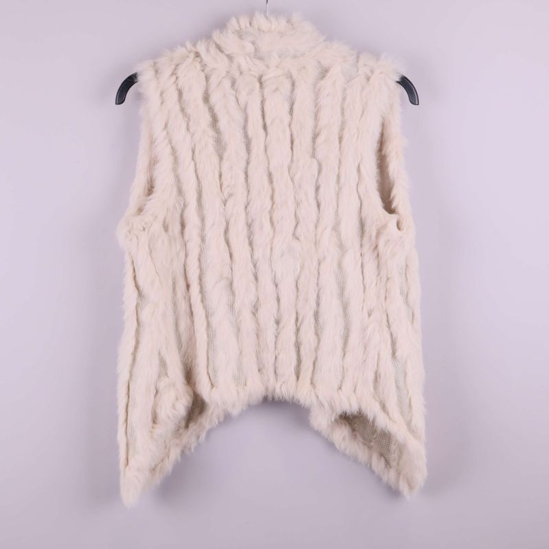 Baksidan av krämvit väst i fuskpälsimitation