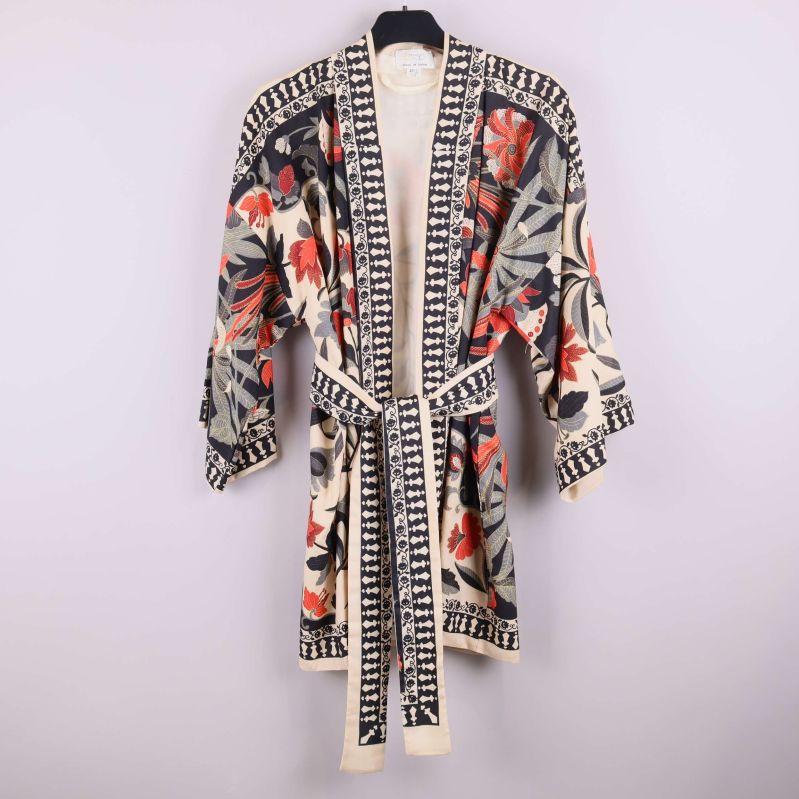 Kimono hängande framifrån med bälte och blommotiv