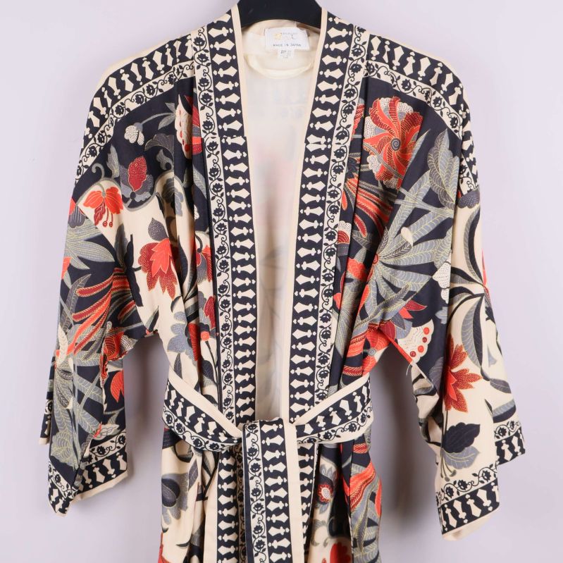 Framstycke på kimono med grafisk kant och blommönster