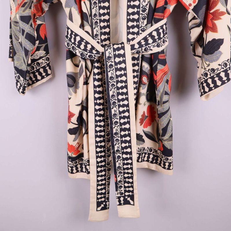 Närbild på midjebälte och grafiska detaljer på kimono