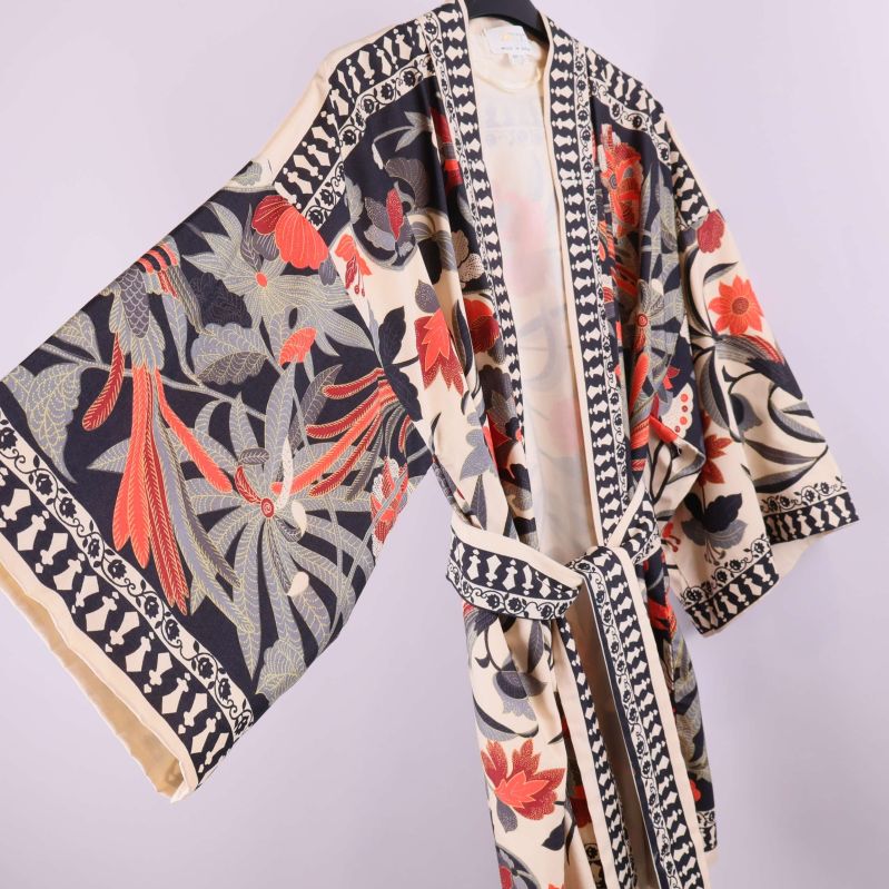 Närbild på kimonoärm och detaljerat blommönster