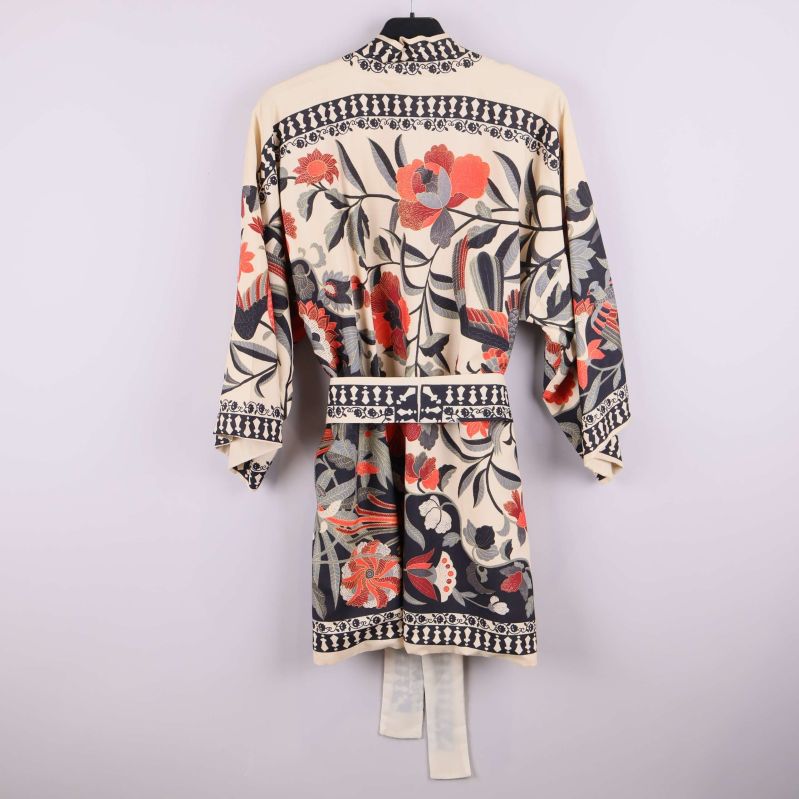 Kimono bakifrån med färgstarkt blommigt och grafiskt mönster