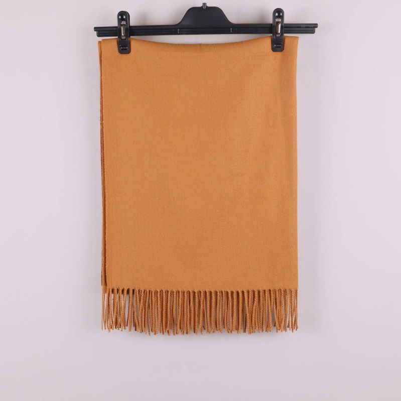 Aprikos halsduk hänger rakt ned med fransar upptill