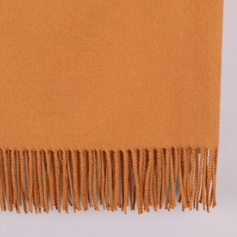 Närbild av halsdukens franskant och tygstruktur