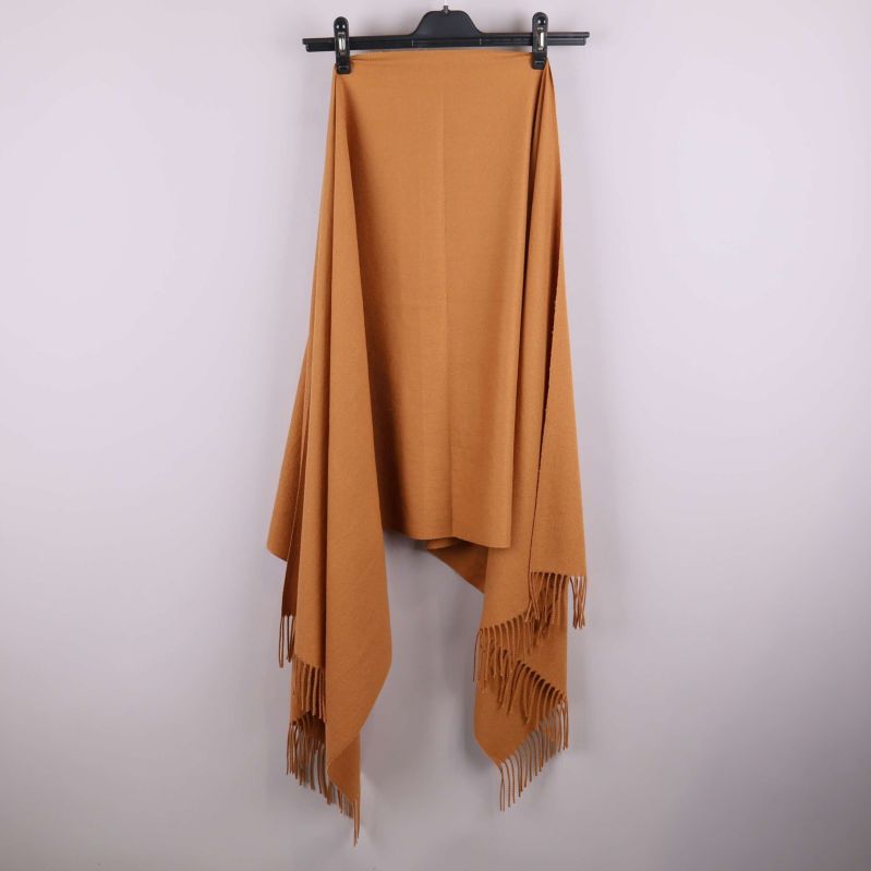 Halsduk utrullad för att visa längd och fall