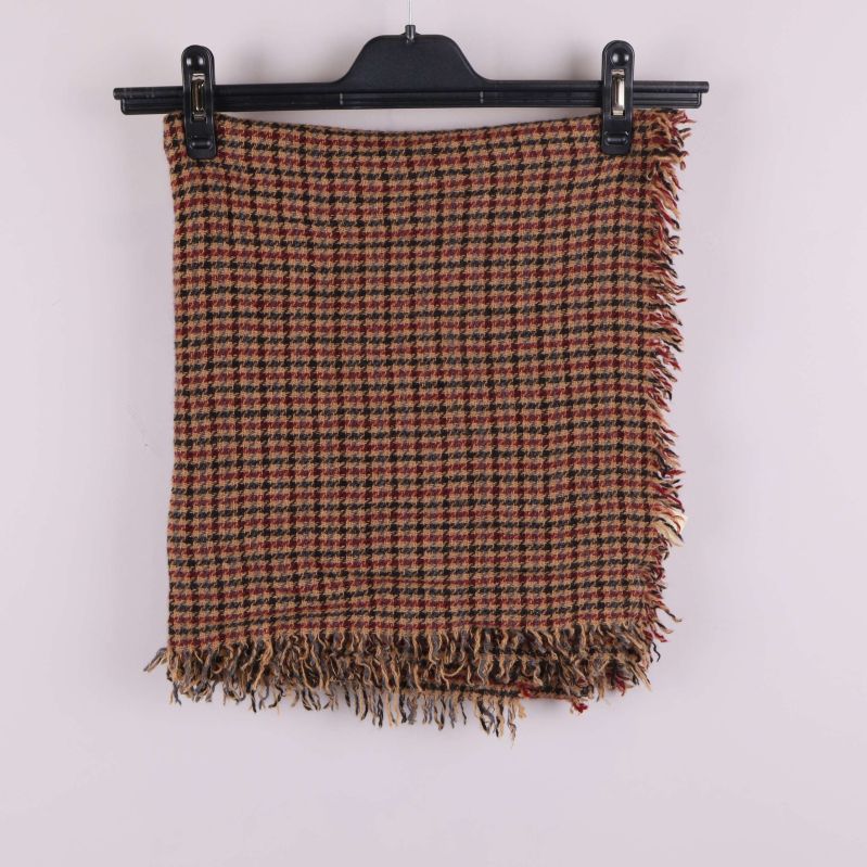 Halsduk upphängd med fransade kanter och rutigt mönster