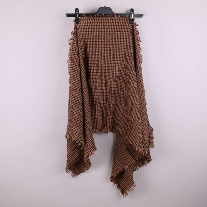 Halsduken upphängd i helfigur, visar längd och bredd