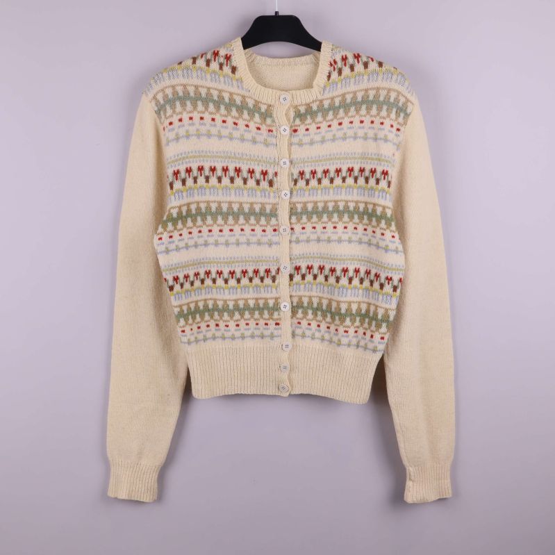 Baksida av stickad kofta med enfärgad rygg och ärmar