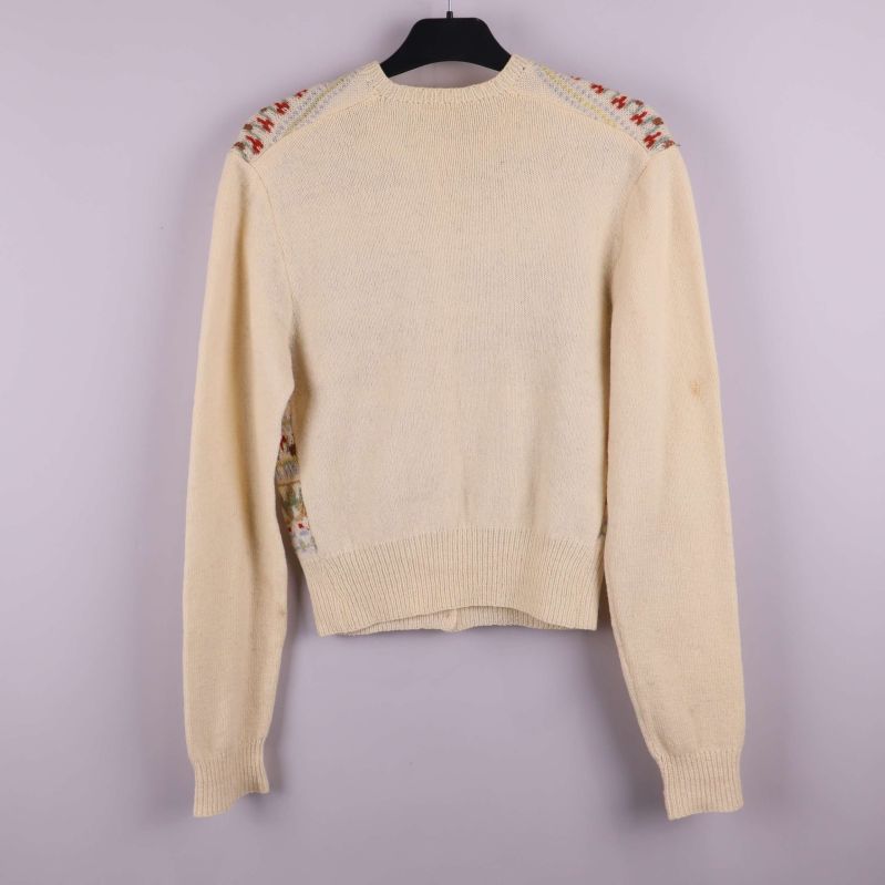 Framsidan av kofta med flerfärgat mönster och knappar