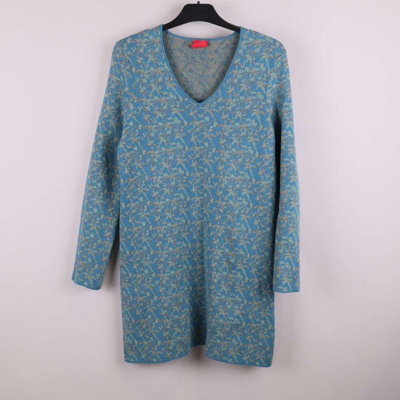 Blå klänning med beige blommönster och V-ringning framifrån